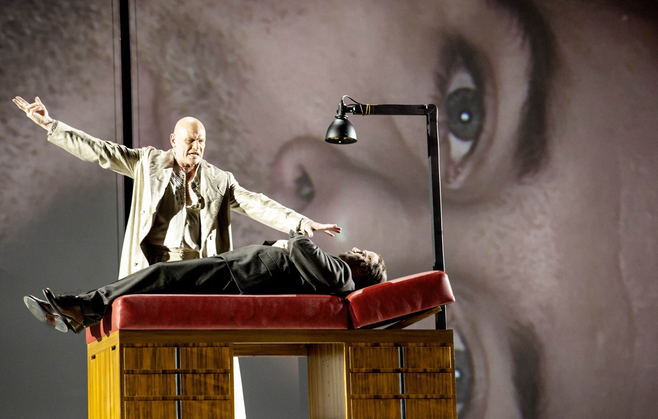 His vision, soul and ideal leave the man. The dark side / day of the Moon / Day of the Moon of the Opera of the Hamburg