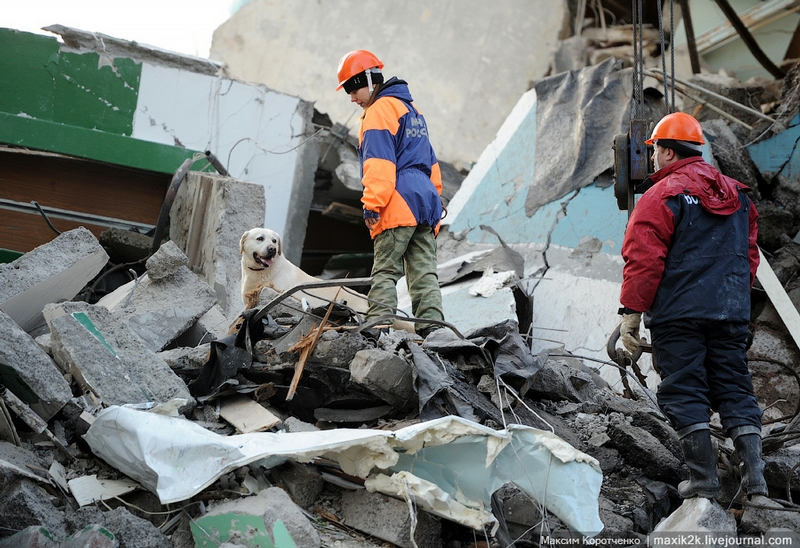 Мчс россии землетрясения. Обрушение зданий и сооружений. МЧС спасают людей из под завалов.