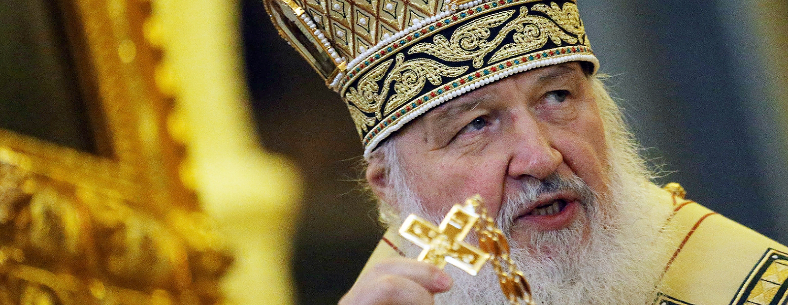 Церковь предложила. Patriarch Kirill и священники в золоте. Патриарх Кирилл золотой трон. Патриарх Кирилл с кадилом. Золото Патриарха Кирилла.