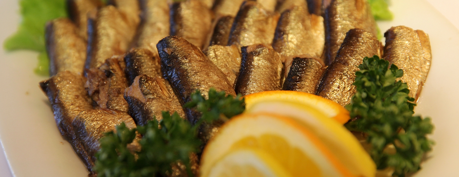 Рецепты рыбы шпроты. Sardines шпроты. Шпроты сардины с лимоном. Шпроты с лимоном. Национальные блюда шпроты.