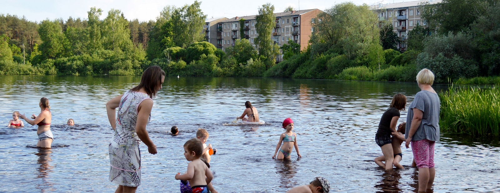 Купаться в мае в россии. Купание в реке. Купание на речке. Дети купаются в реке. Купание в озере.