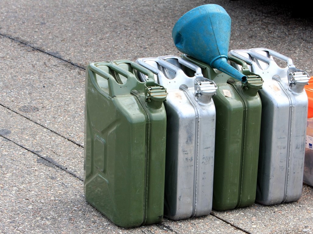 Carnikavā policija likvidē nelegālu degvielas uzpildes staciju; izņemtas 15 tonnas dīzeļdegvielas