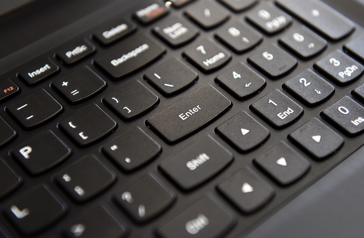 Saistībā ar IT iepirkumu lietu no amata atstādina vēl vienu VDAA amatpersonu un sāk noslēgto līgumu laušanu