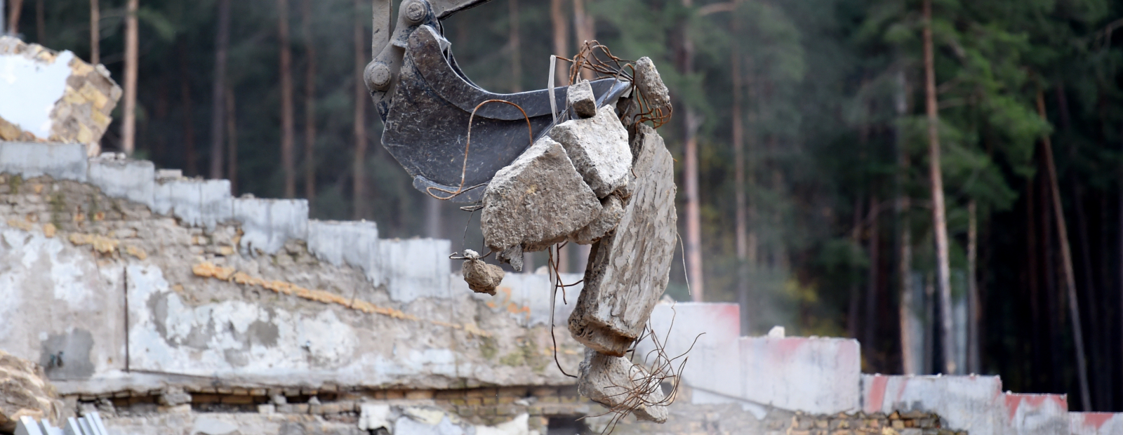 Sculptures of soldiers of the occupying forces of the USSR begin to be dismantled in the Antakalne cemetery in Vilnius / Diena