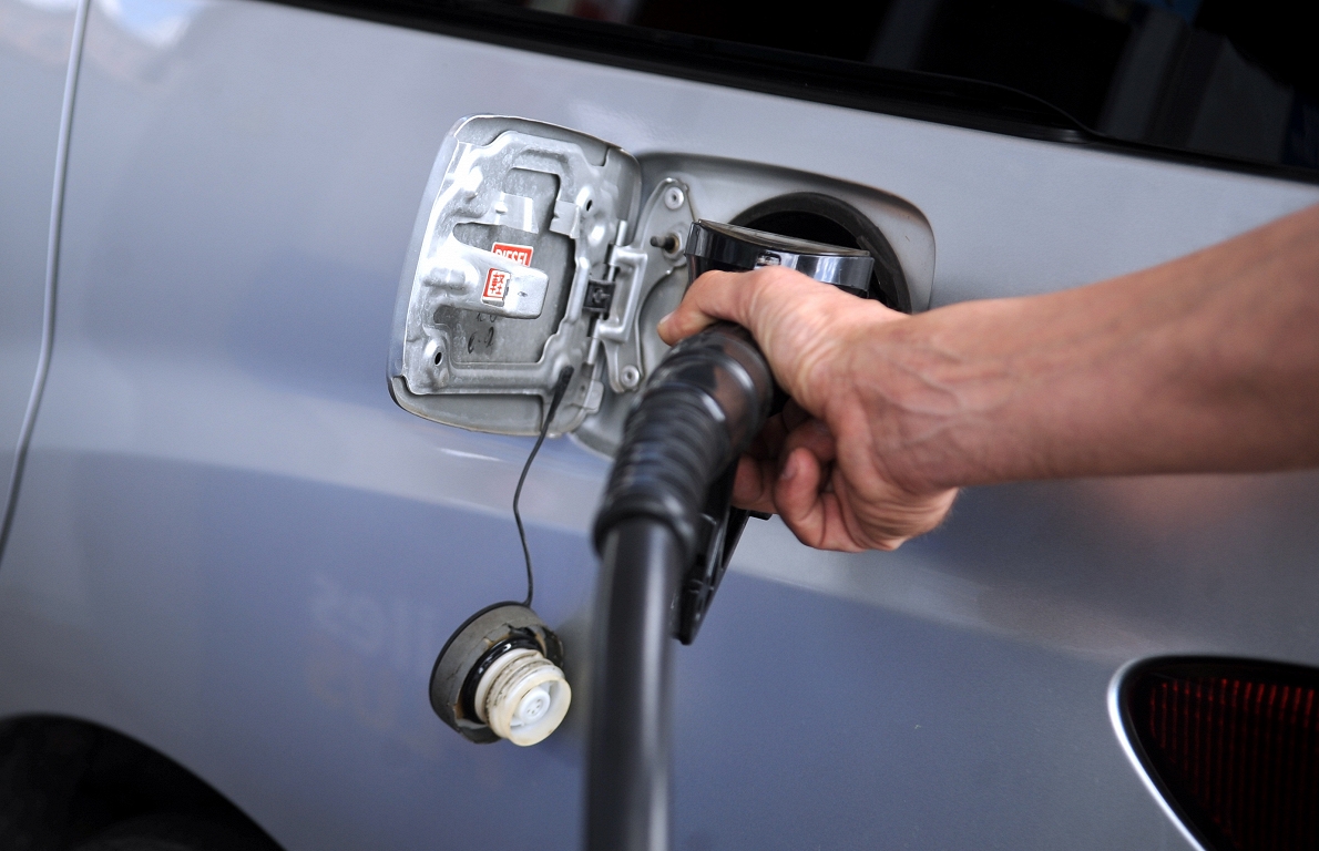 Izsludināts Naftas produktu cenu pieauguma ierobežošanas likums