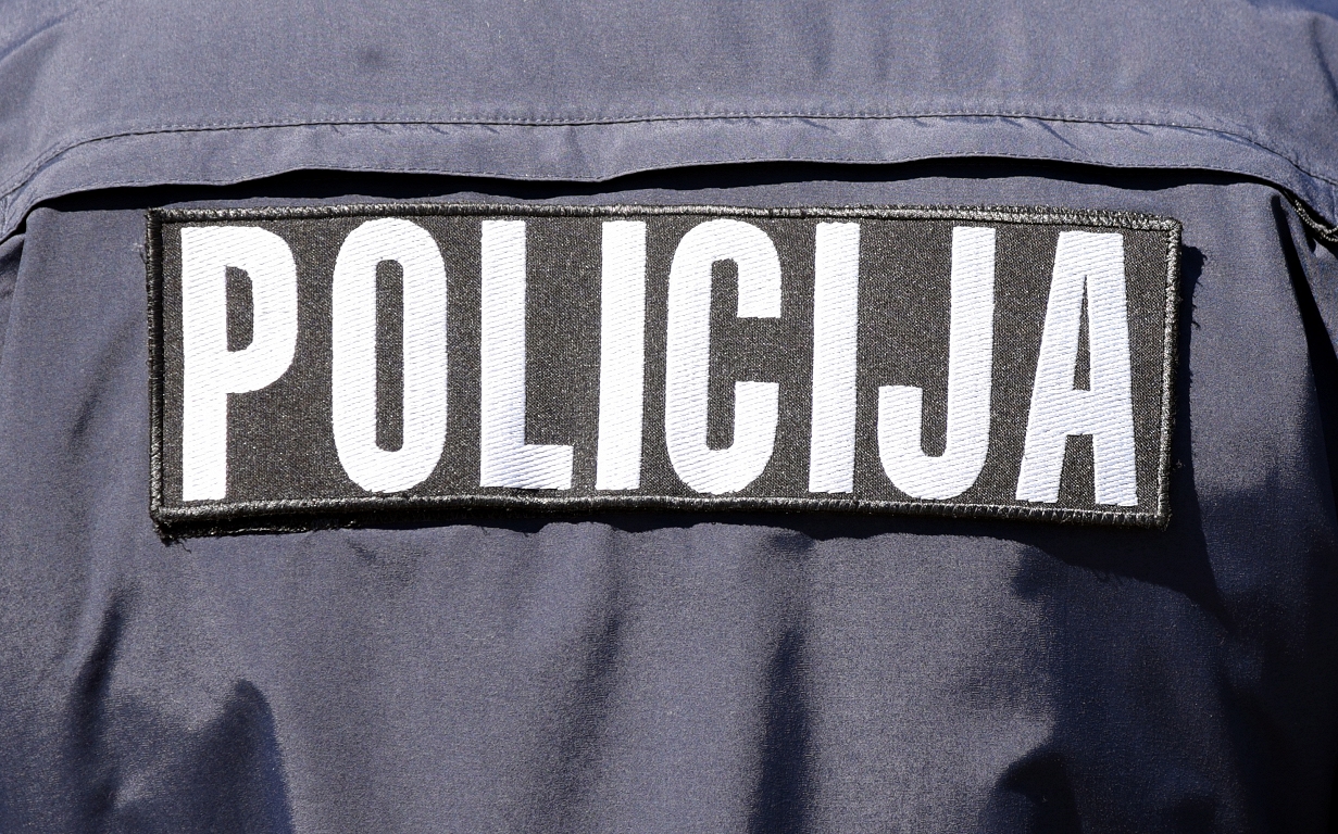 A man in Kengarags stabbed guards / day