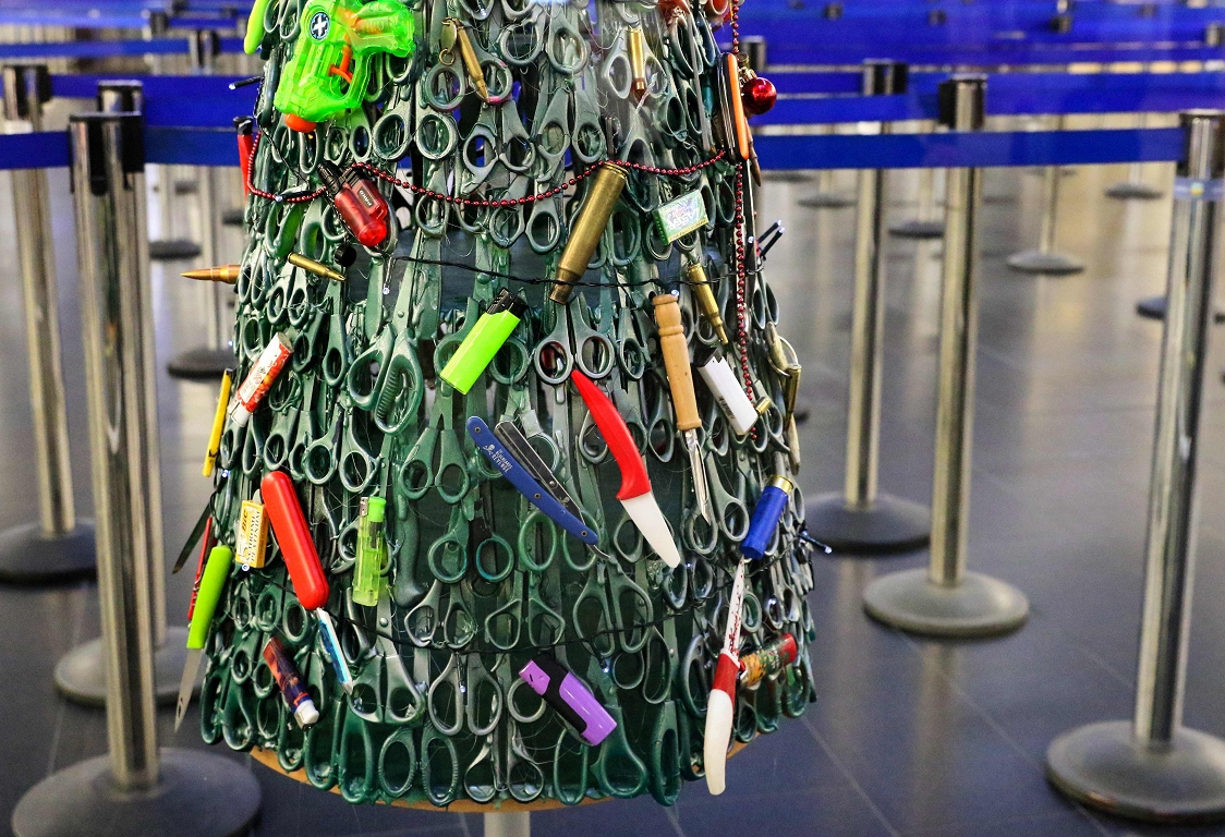 Viļņas lidostā izveidota Ziemassvētku egle no bagāžā neatļautiem priekšmetiem
