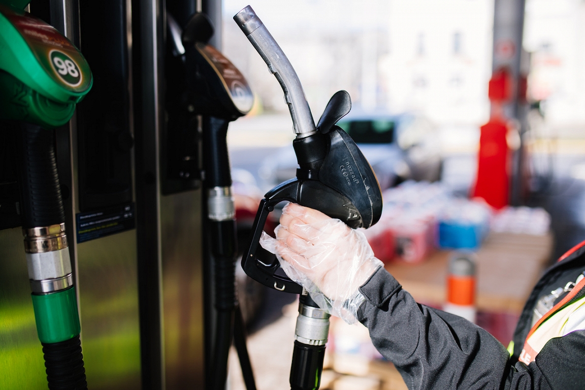 Valdība atbalsta solidaritātes maksājuma ieviešanu degvielas tirgotājiem