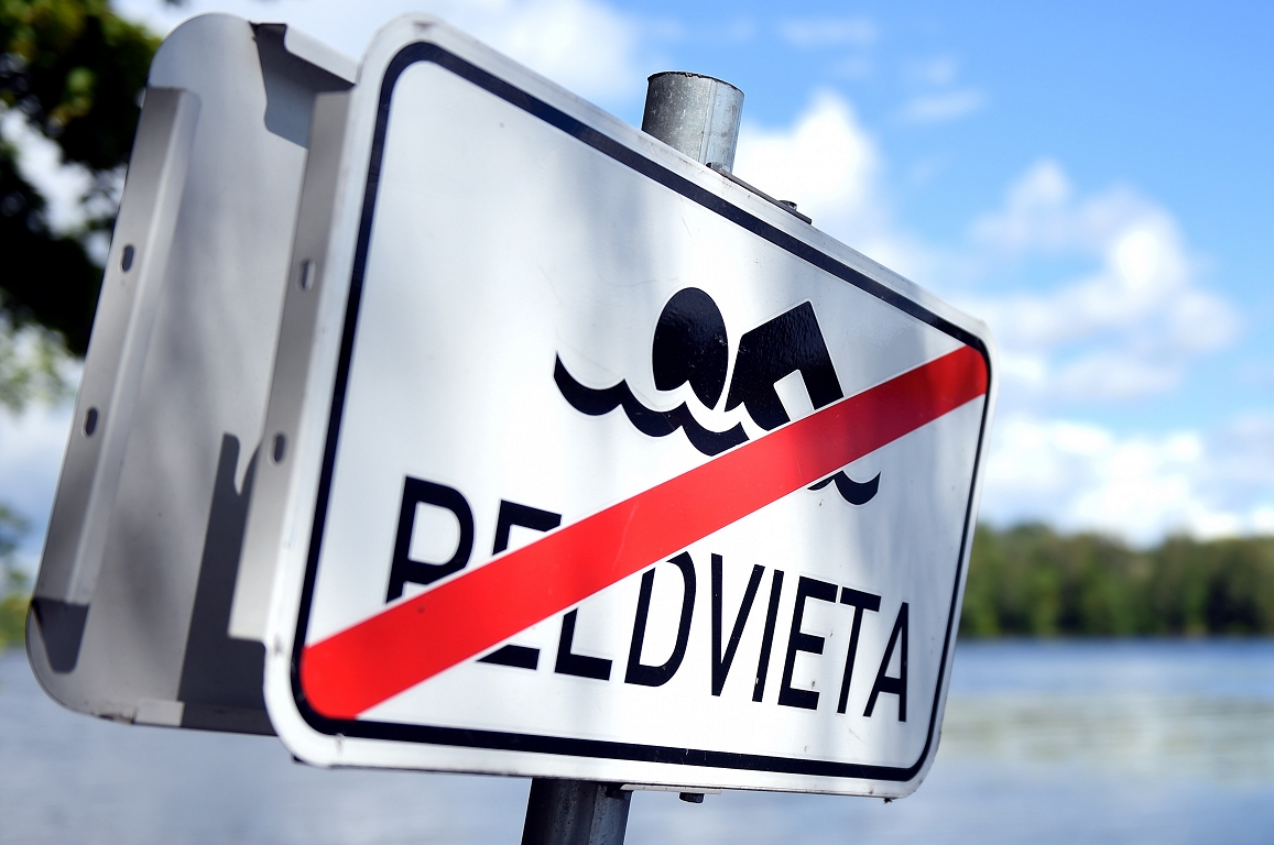 Piesārņojuma dēļ aizliedz peldēties Daugavas peldvietā Rumbulā un Gaujas peldvietā Siguldā