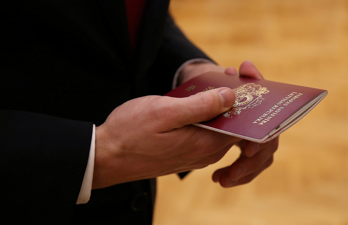 Siliņa autorise la révocation de la citoyenneté des citoyens naturalisés devenus traîtres envers la Lettonie/Deina