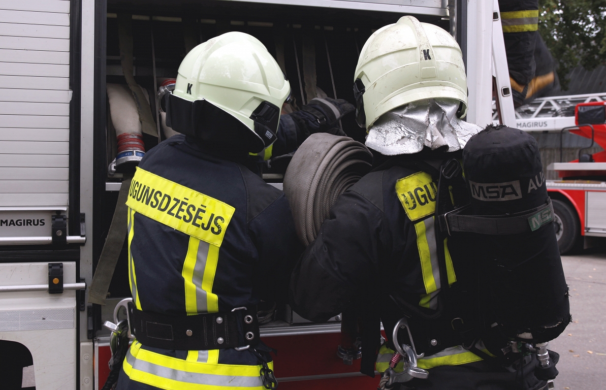 Two rescuers / day were injured in the fire in Cesis County