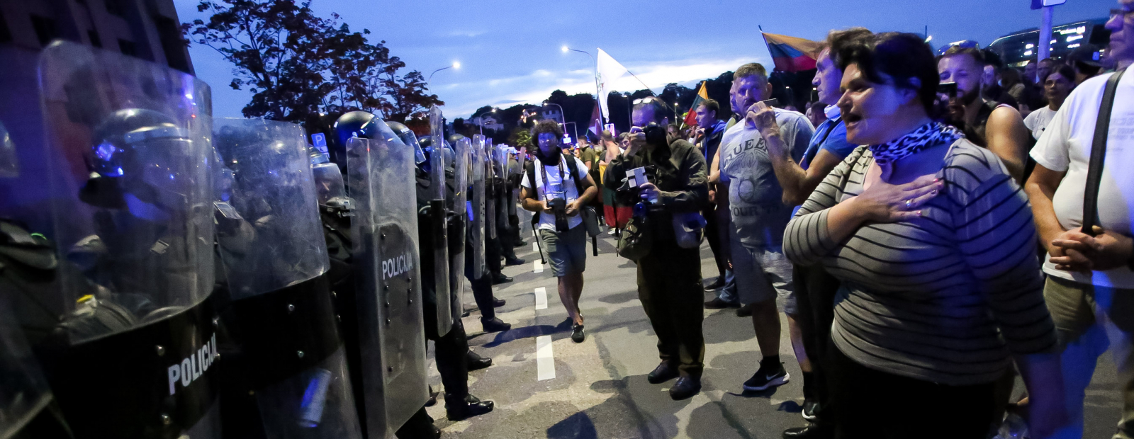 26 people detained in Vilnius due to vaccination opponents’ riots, ten police officers injured / Day