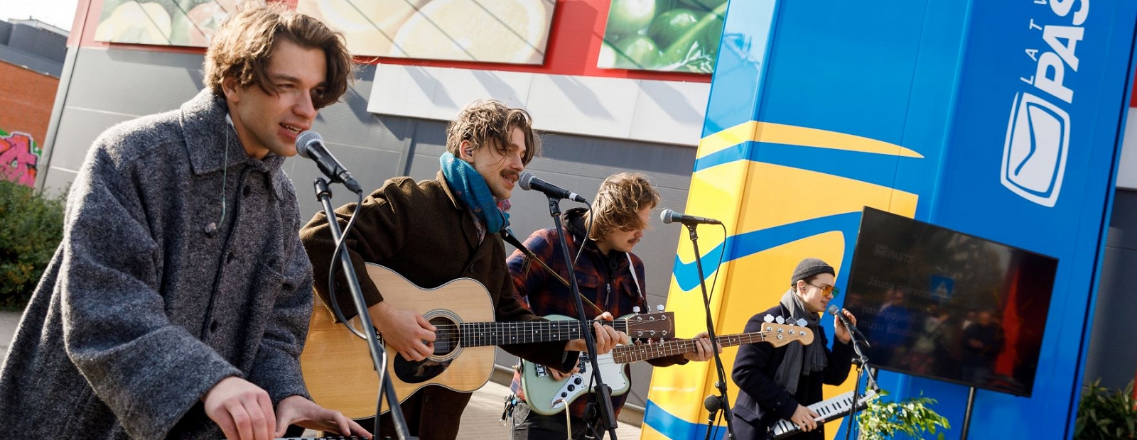 The group Carnival Youth unexpectedly delights the residents of Pļavnieki / Diena