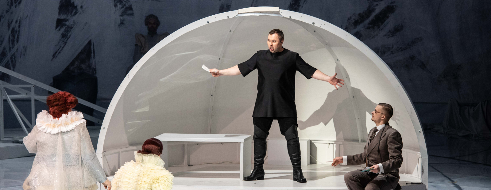 More than showing.  Review of the new production of the opera Hamlet / Day