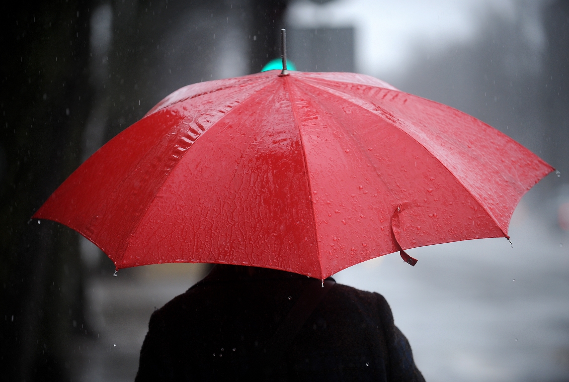 Ceturtdien daudzviet uzpilinās lietus, vietām līs stiprāk