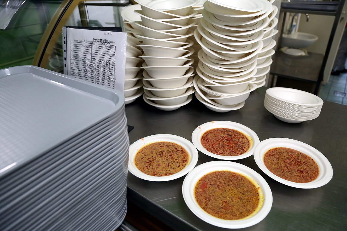 Without compliance with the conditions, the winner of the Riga Pupils Catering Procurement may lose the contract faster / day