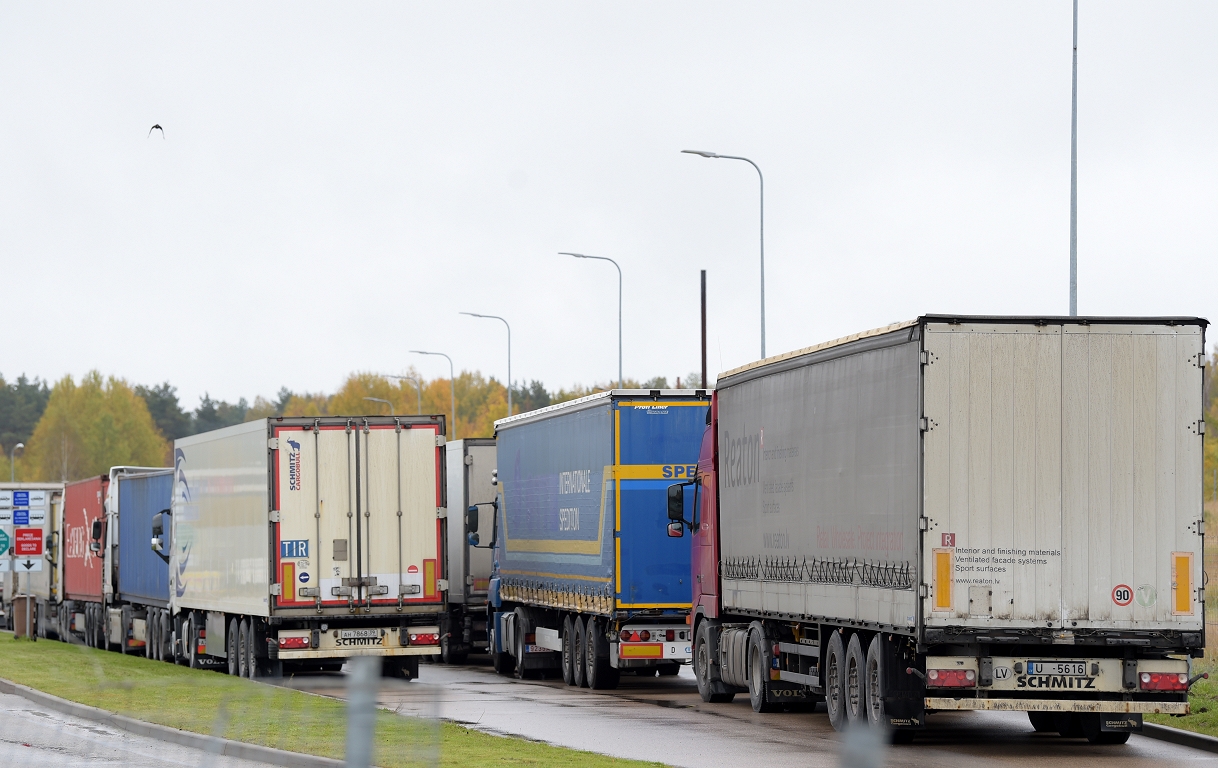 Lietuvā atgriezušās 826 no Baltkrievijas iepriekš neizlaistas kravas automašīnas