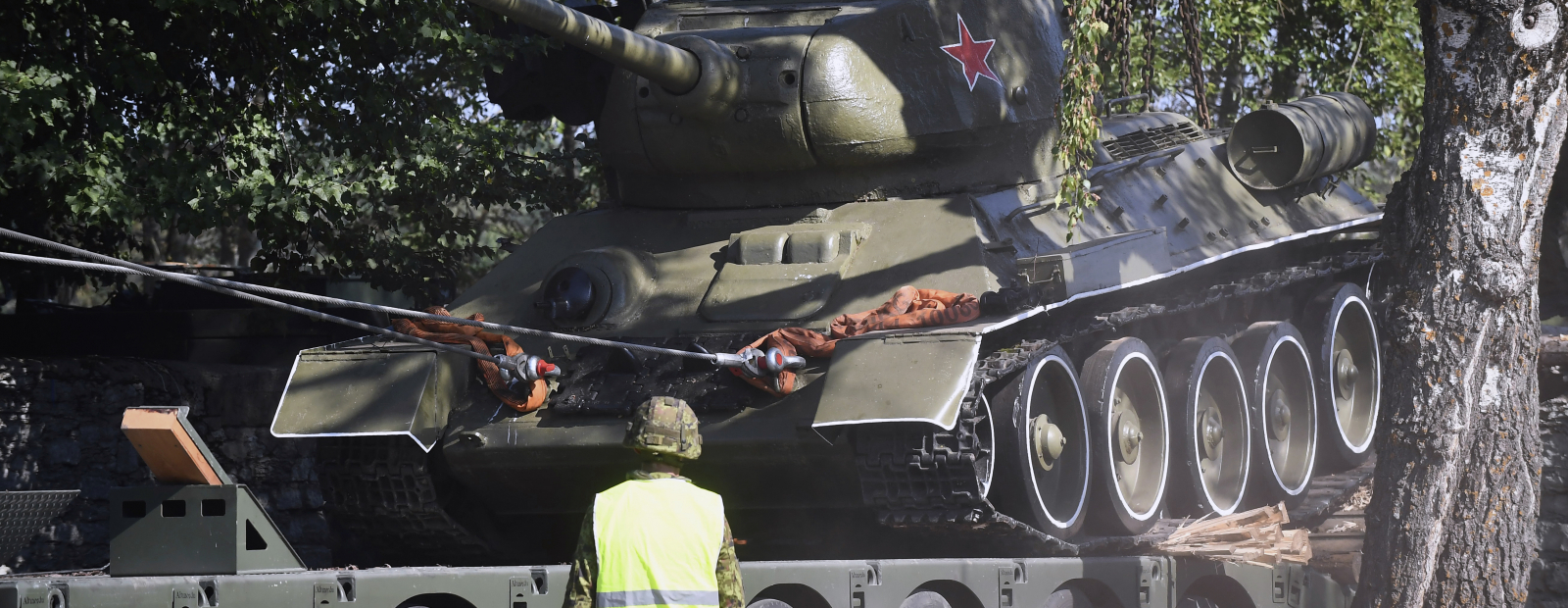 8 people today ended up detained all through the relocation of the monument – tank to Narva / Day