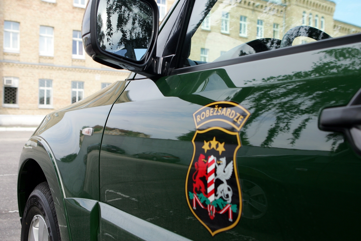 Par valsts robežu nelikumīgi šķērsojušu personu pārvadāšanu aizturēti divi Latvijas pilsoņi