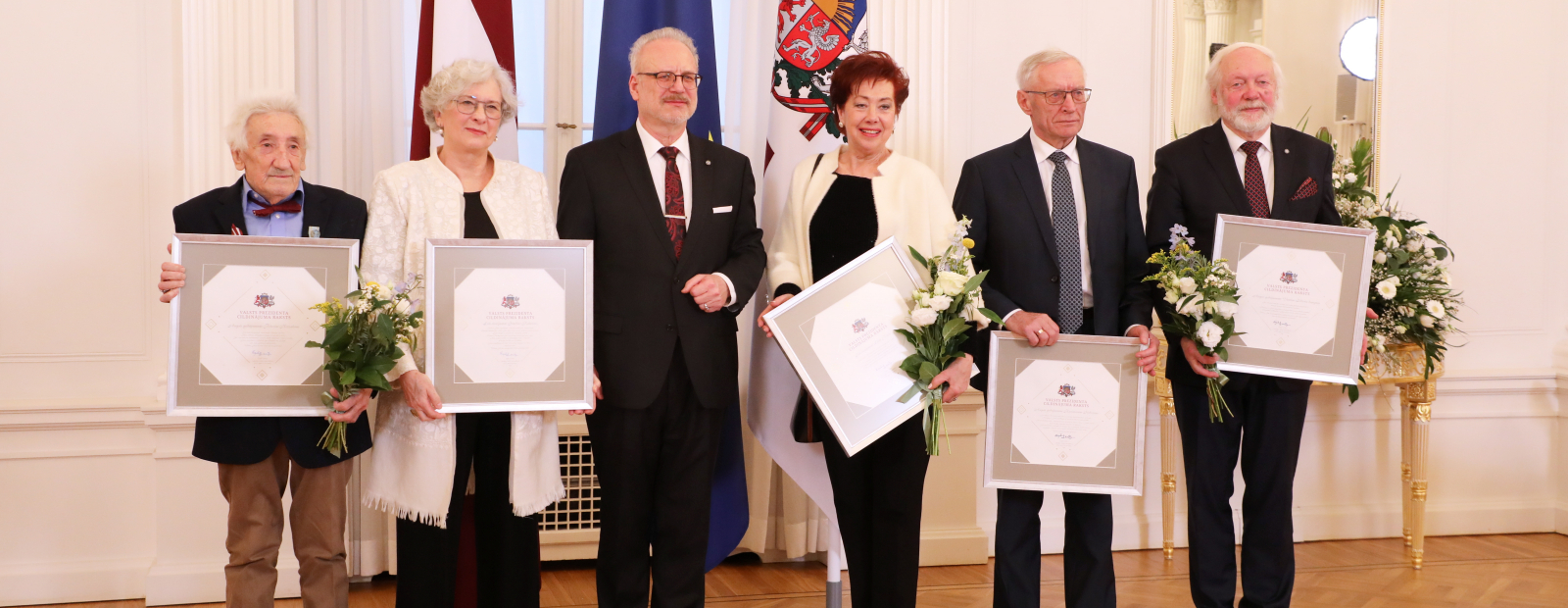 The President presented letters of commendation to five cultural and social operators / Diena