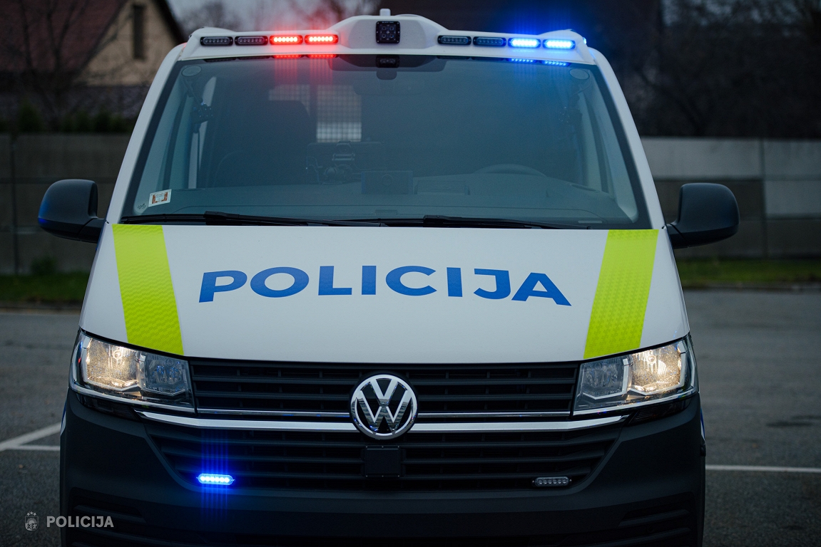 Uz Valmieras šosejas tumsā nāvējoši sabraukts gājējs
