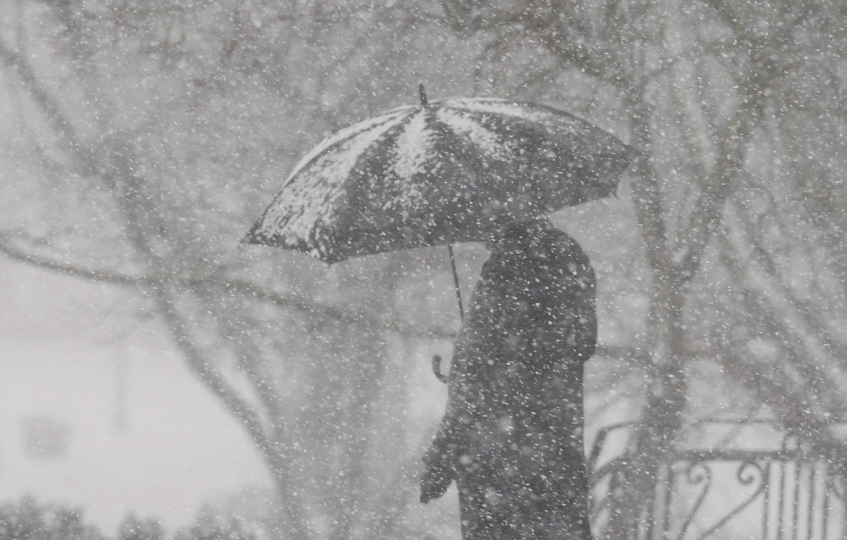 Latviju pārņem sniegputenis