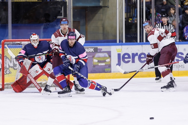 Latvian ice hockey players bounce back from 13 and take revenge on the British / Diena