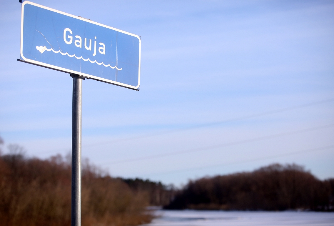 Gaujā noslīkušās meitenes mātei un patēvam piemēro probācijas uzraudzību