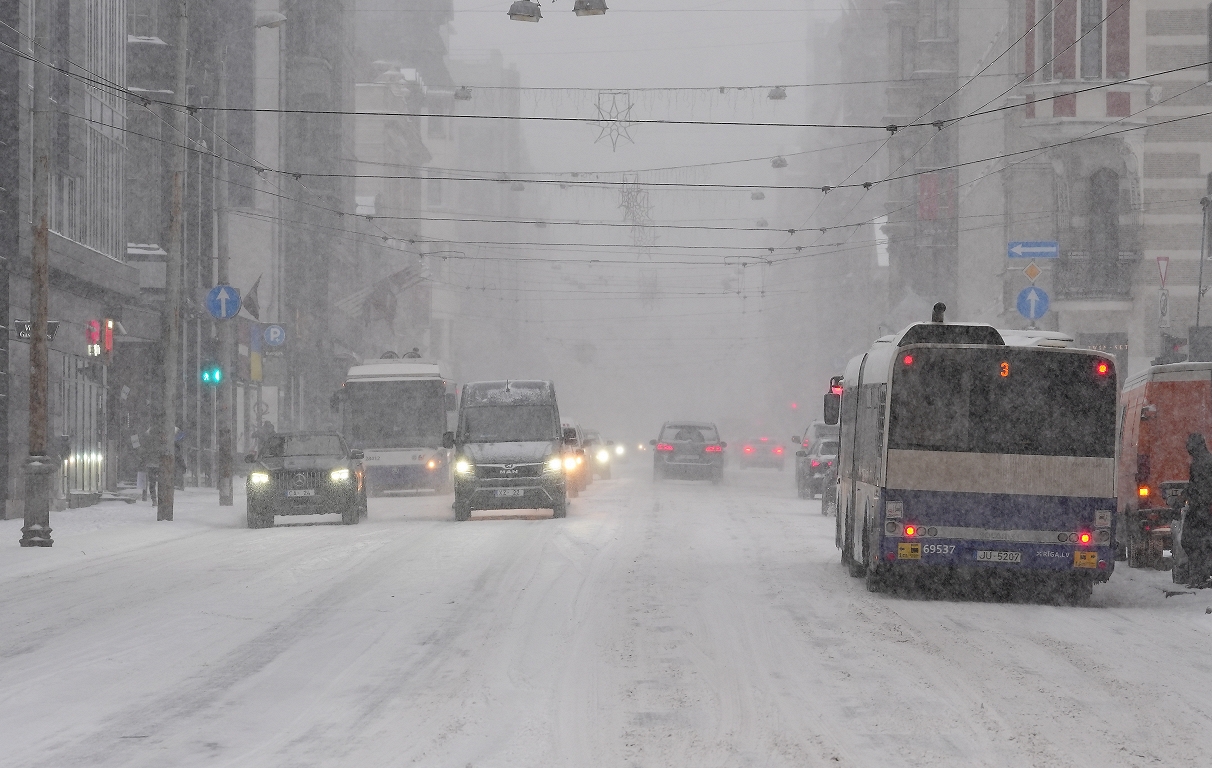 Rīgā iedzīvotājus aicina rēķināties ar palēninātu satiksmi