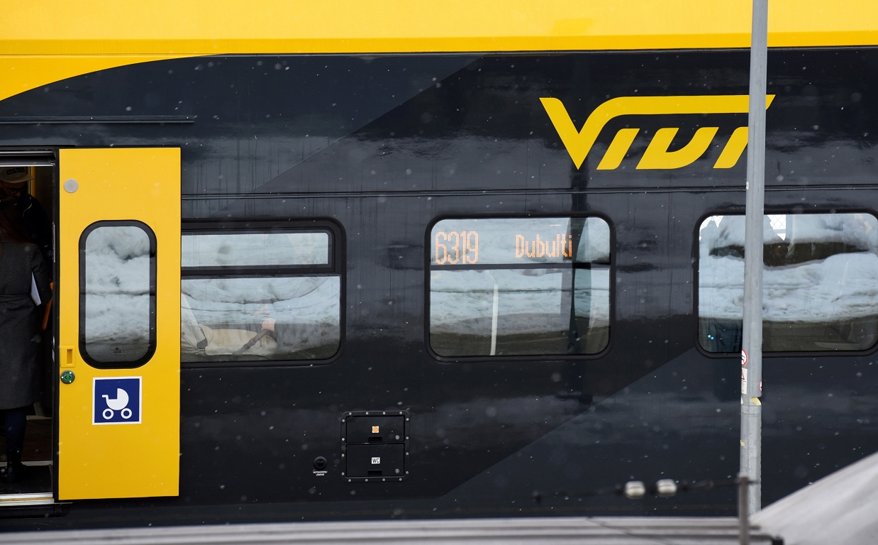In new electric trains so far, about 300 windows have been found to have defects / day
