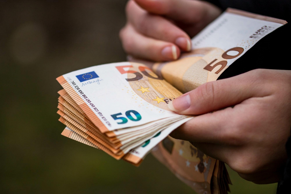 Vidējā bruto darba alga otrajā ceturksnī Latvijā pieaugusi par 8,2%