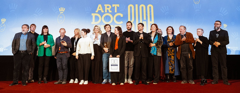 Artdocfest/Riga の主な賞は、映画『Back in the Looking Glass』と『Once We Were Coal Miners / Diena』が受賞しました。