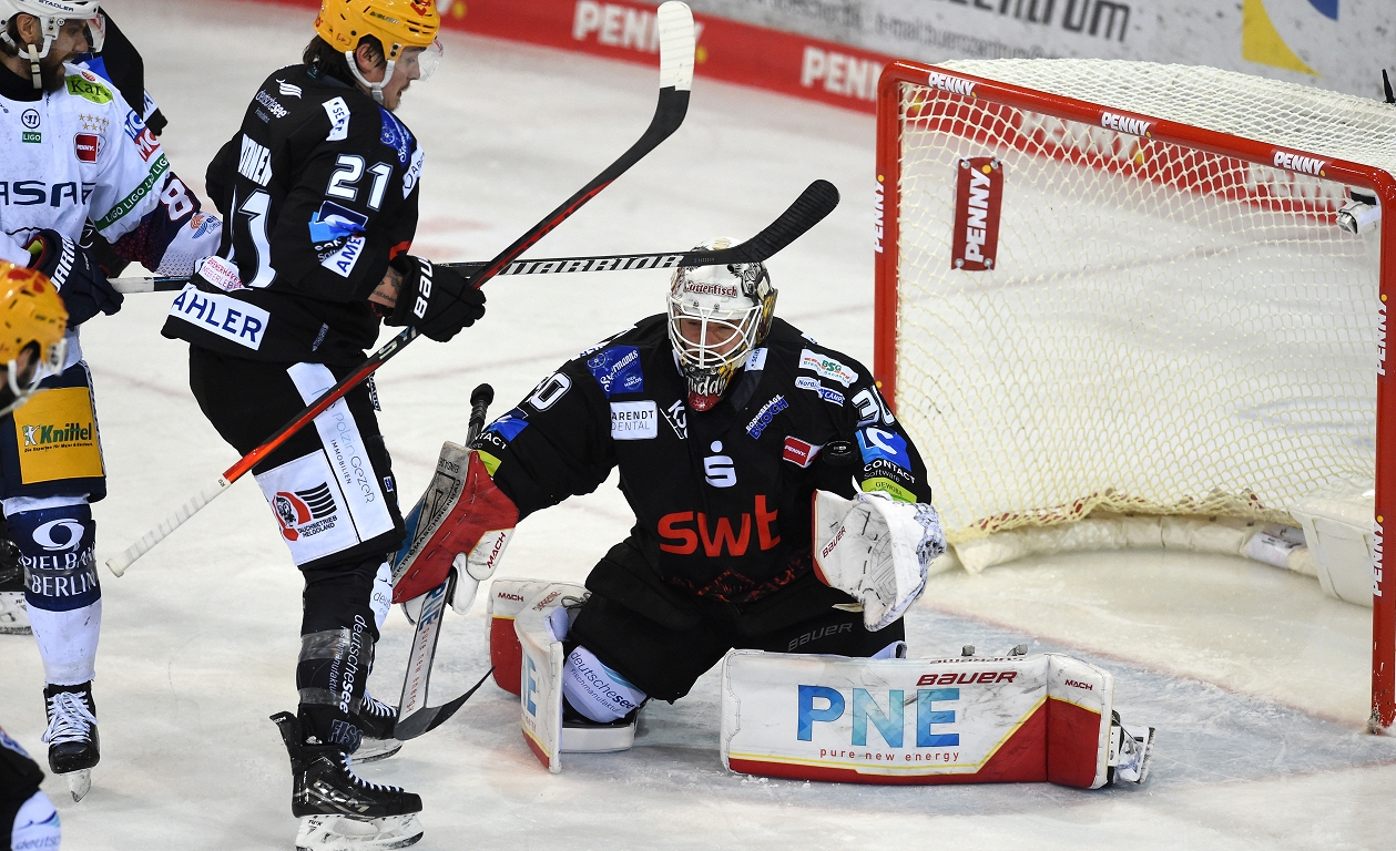 Gudļevskim 24 atvairīti metieni Fischtown Pinguins uzvarā DEL ceturtdaļfināla spēlē