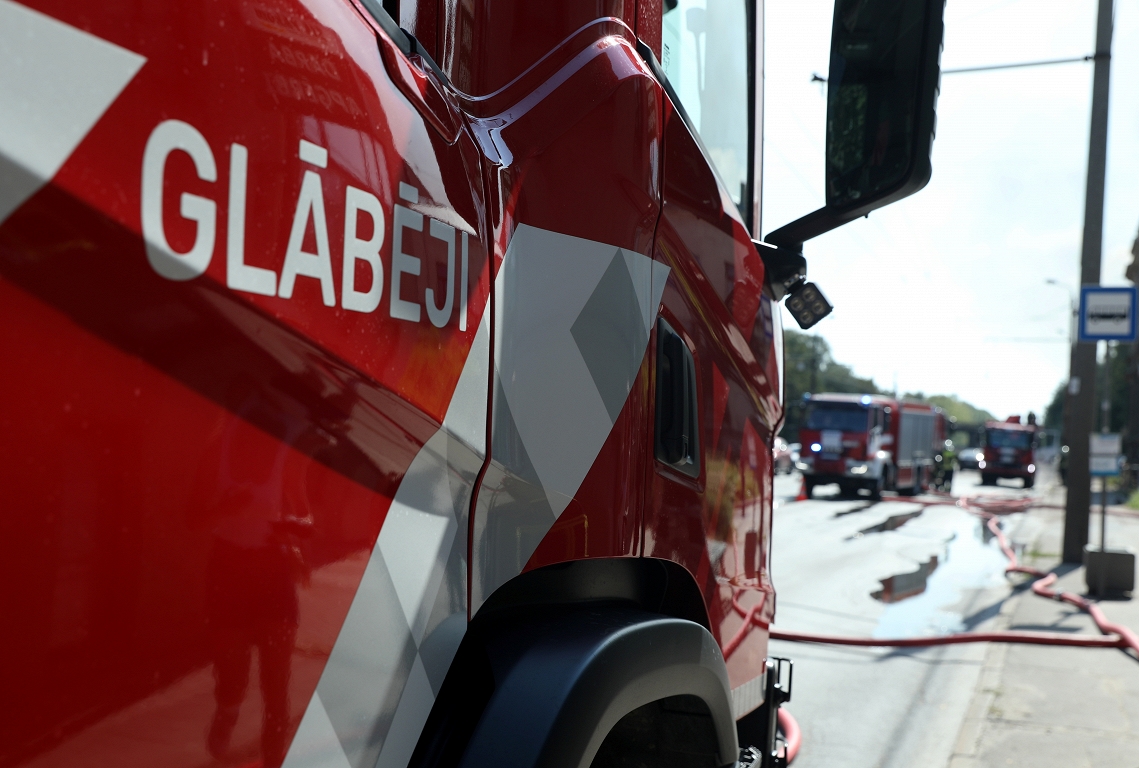 Bērnu slimnīcas teritorijā sadegusi kravas automašīna