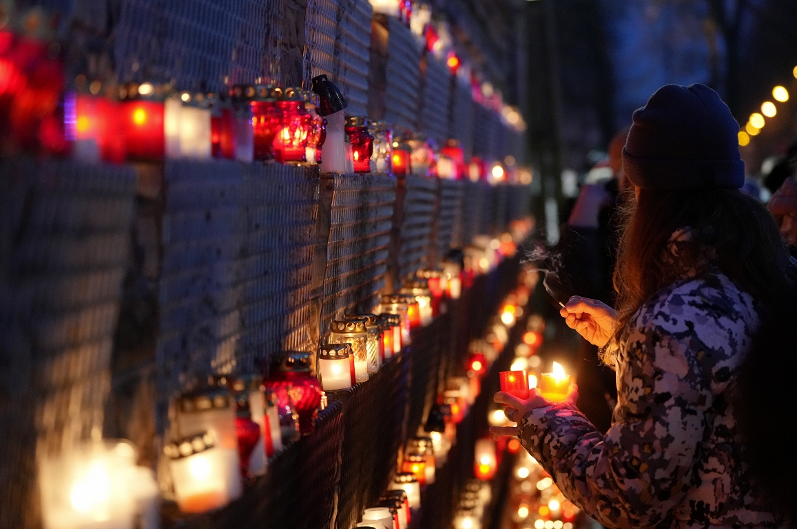 Aicina iedegt svecītes pie Rīgas pils mūra