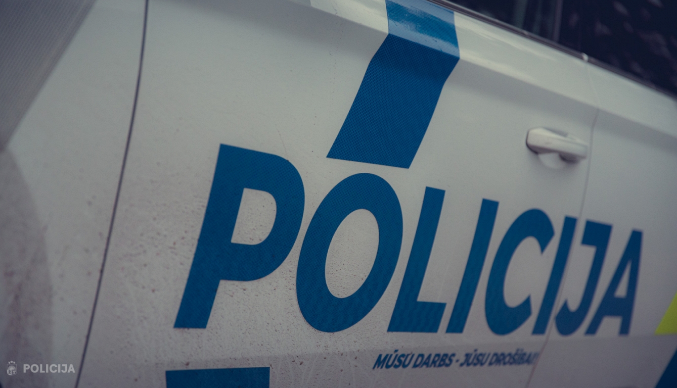 Uz Rīgas apvedceļa pēc sadursmes apgāzies kravas auto