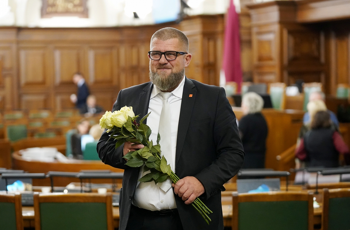 Saeimas atbildīgā komisija pagarina valsts valodas pārbaudes termiņu deputātam Pučkam
