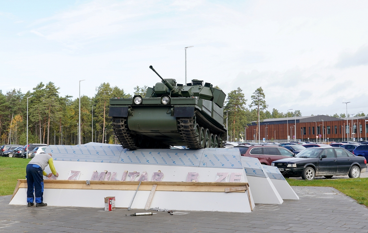 "Militarizētās tēlniecības kompozīcija" Kadagā īstenota kā "ceļu projekts", secina revidenti