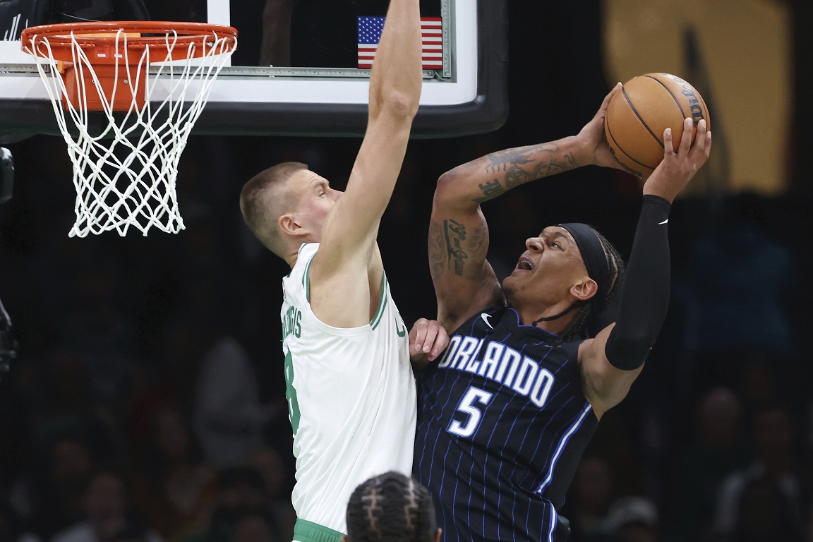 Porziņģim pieci punkti Celtics uzvarā izslēgšanas turnīra pirmajā spēlē