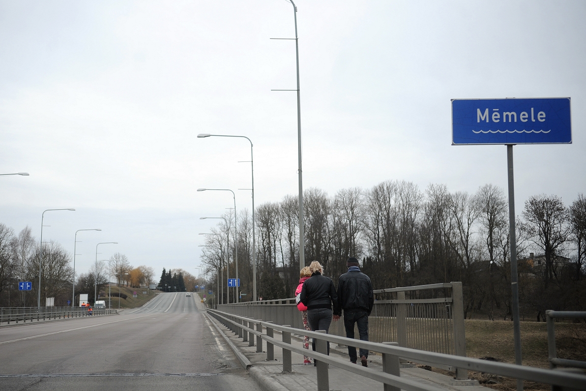 Zem tilta Bauskā atrod vīrieša līķi