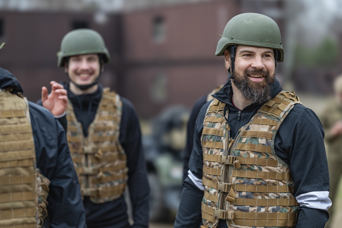 FOTO: Hokeja izlase viesojas Ādažu militārajā bāzē