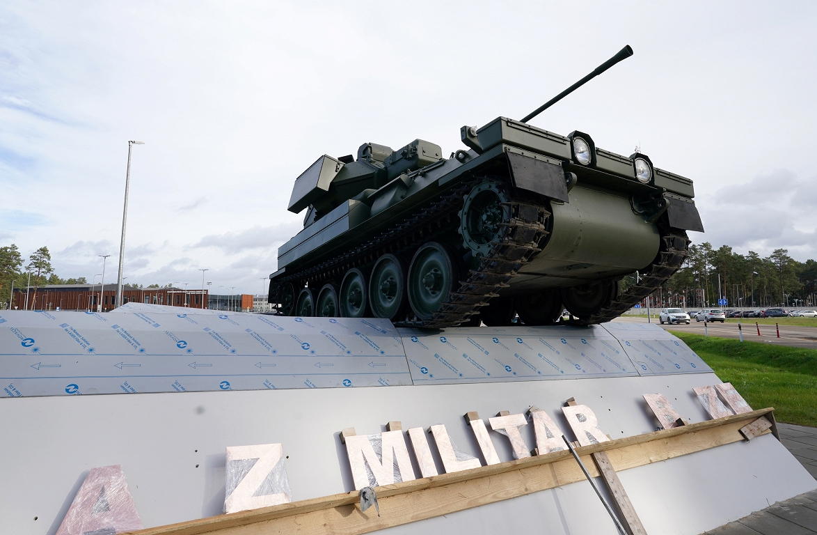 Dienesta pārbaudē par "militarizētās tēlniecības kompozīciju" Kadagā pārkāpumus nekonstatē