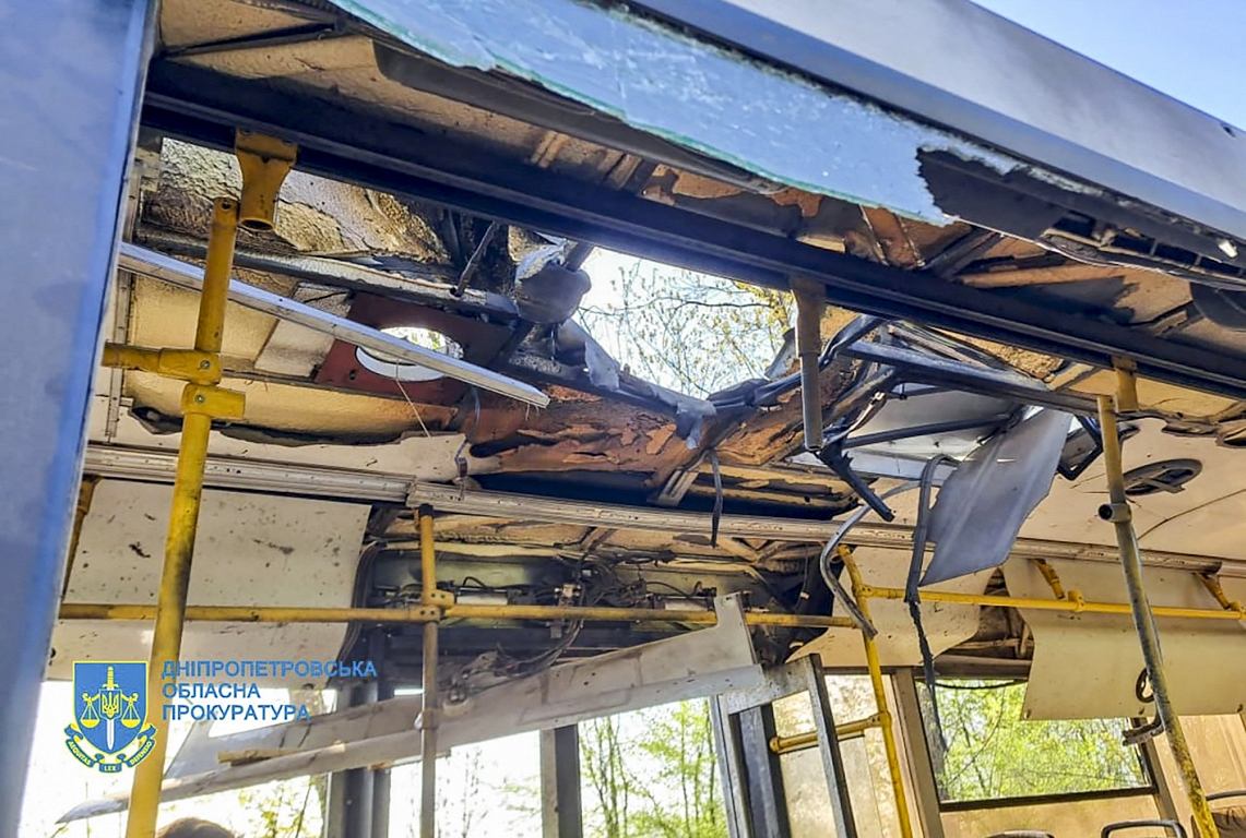 Deviņi cilvēki zaudē dzīvību Krievijas drona triecienā pa autobusu Ukrainā