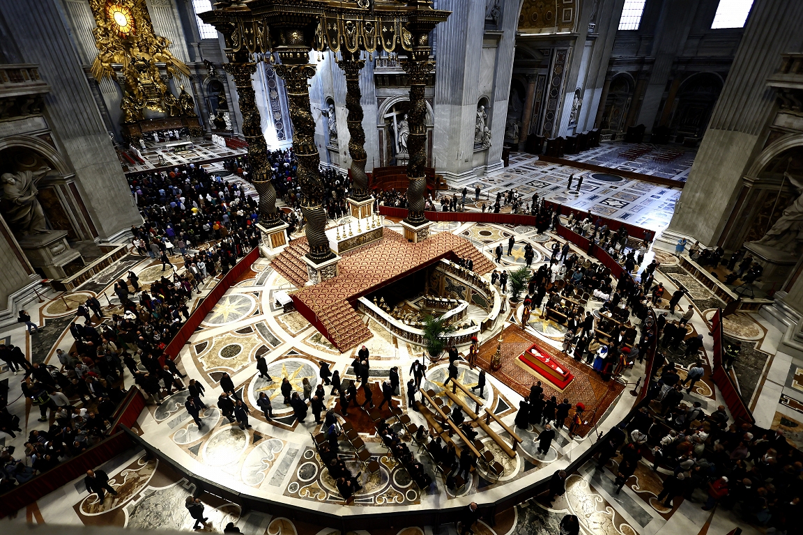 Vatikānā turpinās atvadīšanās no pāvesta Franciska