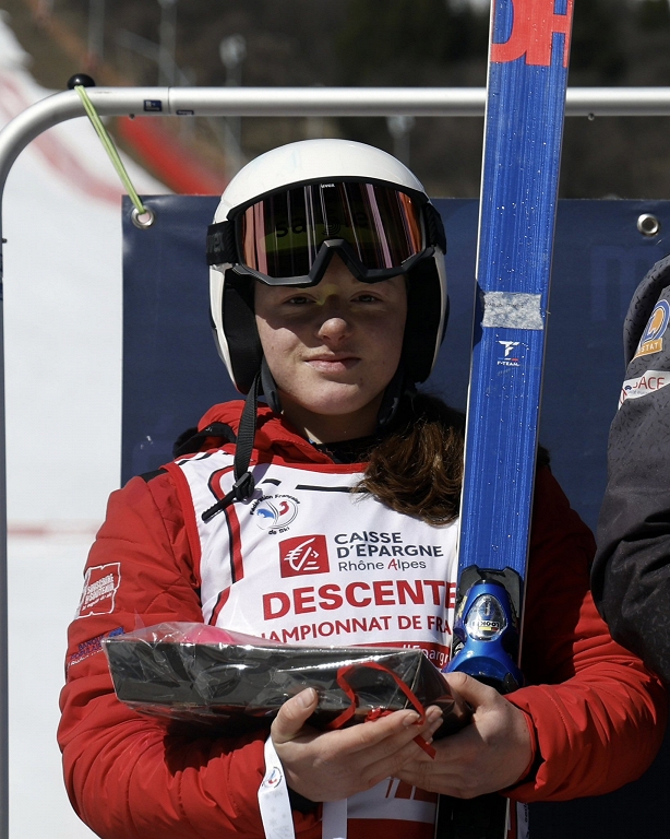 Pēc kritiena treniņā bojā gājusi franču kalnu slēpotāja Simona
