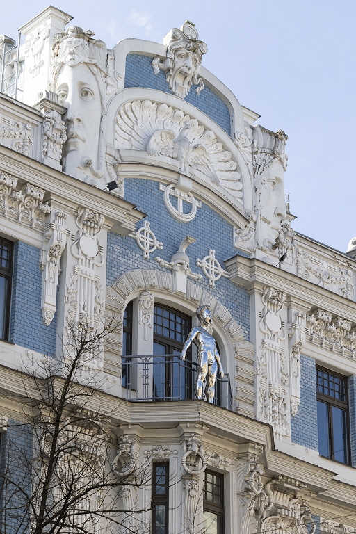 Uz nama balkona Elizabetes ielā izstādīta tēlnieka Aigara Bikšes skulptūra Labrīt
