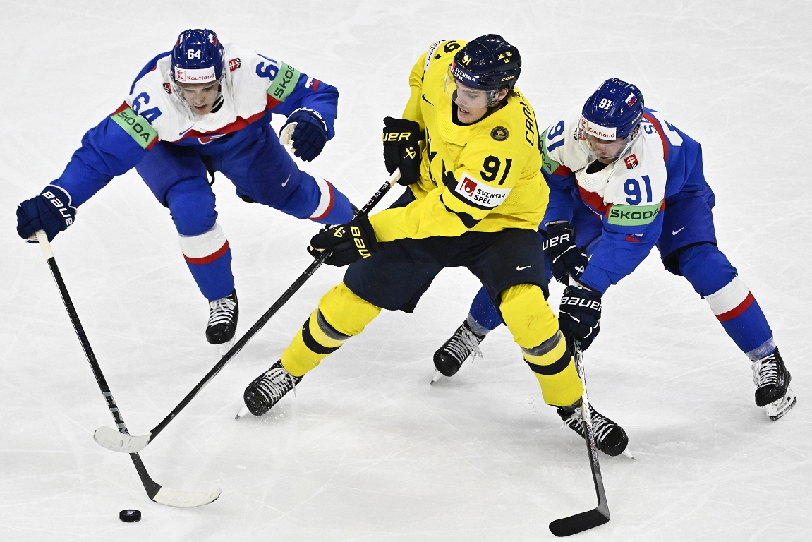 For homeowners, Sweden and Danish hockey players have changing success in the first games of the World Cup / Day