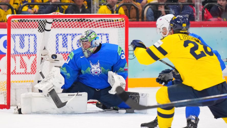 Sweden and Swiss hockey players « dry » victories in the World Championship match / Day