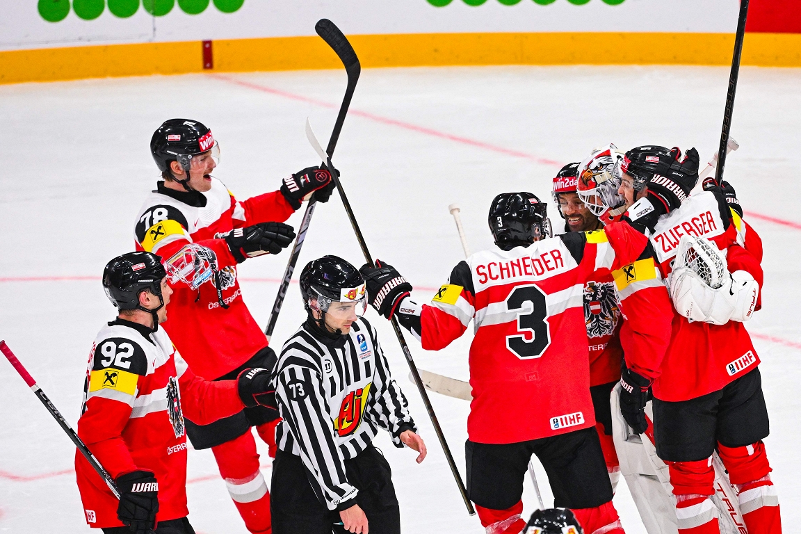 Swiss and Austrian hockey players celebrate victory in the World Championship Games / Day