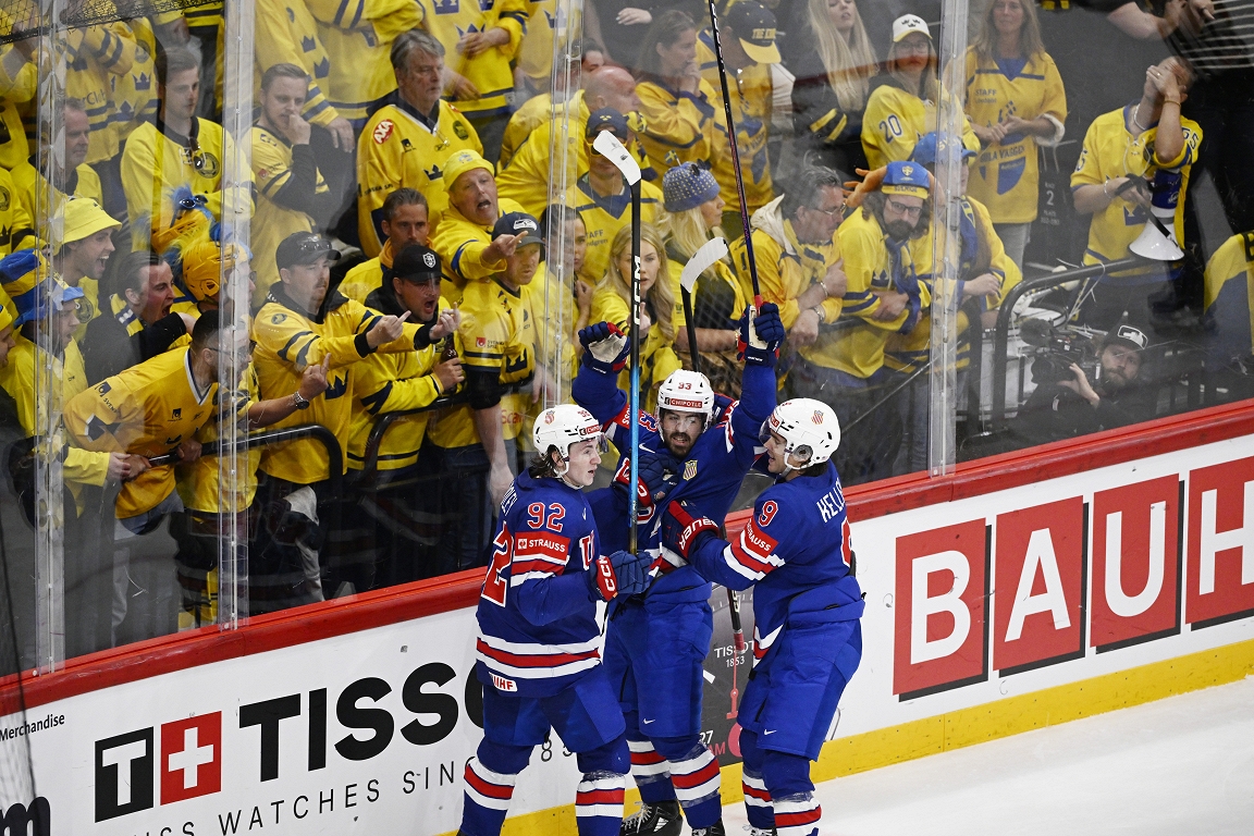 US hockey players win the home team and become the first World Championship Finals / Day